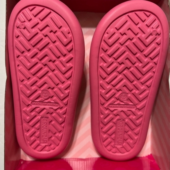 ✨️💕 BARBIE MATTEL pink Slide slippers/  Sandals 7/8  NEW NO BOX ✨️💕 - Picture 2 of 4